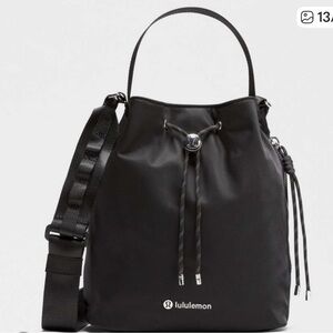lululemon black drawstring bucket shoulder bag